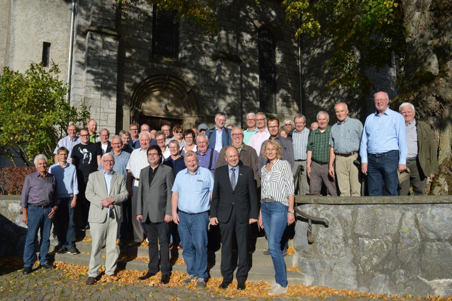 Zu Gast im höchstgelegenen Ort im Kreis Paderborn – Kreisheimatpfleger Michael Pavlicic (1. Reihe, 4.v.r.), Bad Wünnenbergs Bürgermeister Christoph Rüther (1. Reihe, 2.v.r), Heimatgebietsleiter Hans-Werner Gorzolka (1. Reihe, 3.v.r.), Ortsvorsteherin Claudia Sondermann (1. Reihe, rechts) und der stellvertretende Kreisheimatpfleger Rudolf Koch (1. Reihe, links)  Foto: © Diana Ramme, Kulturamt Kreis Paderborn